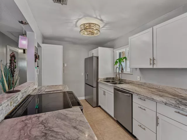 Продажа дома по адресу 1419 SE 1ST Way - фото 9345009
