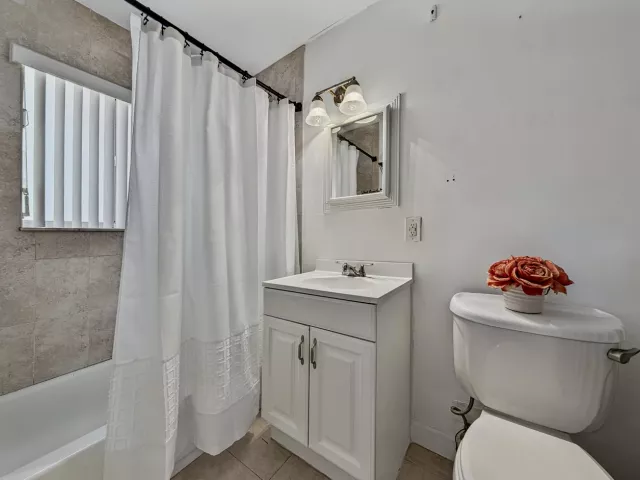 Продажа дома по адресу 1419 SE 1ST Way - фото 9345012