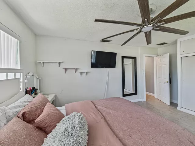 Продажа дома по адресу 1419 SE 1ST Way - фото 9345017