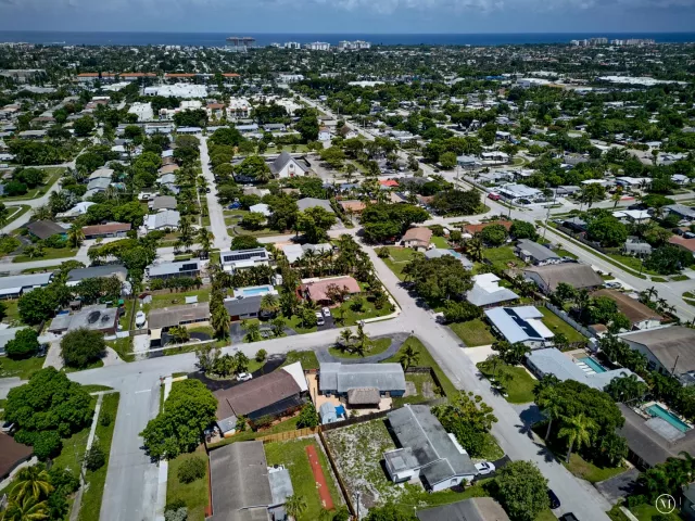 Продажа дома по адресу 1419 SE 1ST Way - фото 9345027