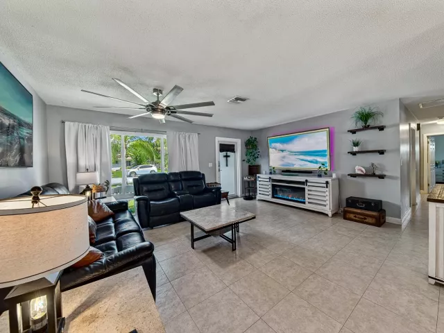 Продажа дома по адресу 1419 SE 1ST Way - фото 9345001