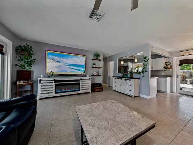 Продажа дома по адресу 1419 SE 1ST Way - фото 9345003