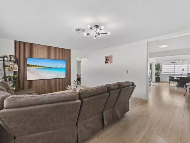 Продажа дома по адресу 1100 N 57TH Terrace - фото 9380817