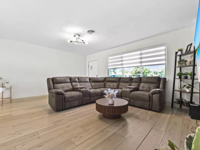 Продажа дома по адресу 1100 N 57TH Terrace - фото 9380820