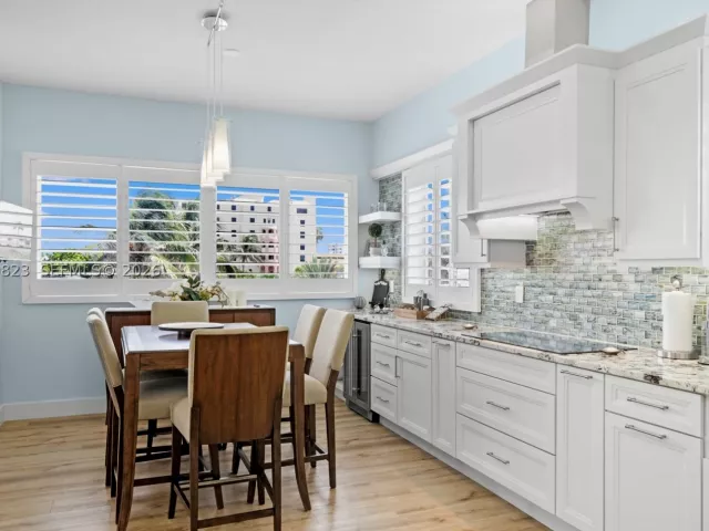 Продажа дома по адресу 311 N N Surf Rd - фото 9283079