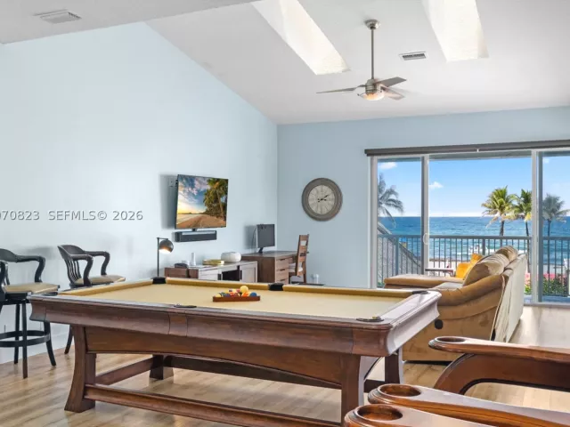 Продажа дома по адресу 311 N N Surf Rd - фото 9283086
