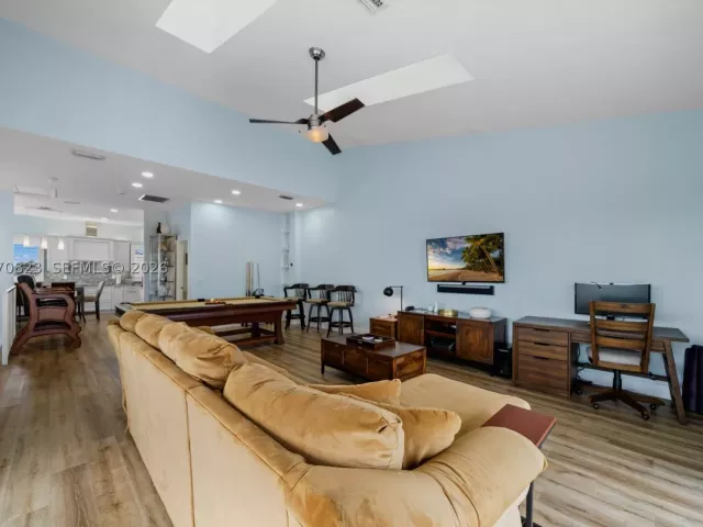 Продажа дома по адресу 311 N N Surf Rd - фото 9283092