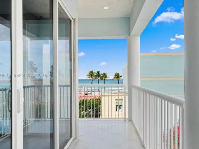 Продажа дома по адресу 311 N N Surf Rd - фото 9283097