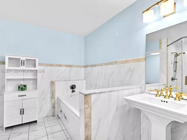 Продажа дома по адресу 311 N N Surf Rd - фото 9283102