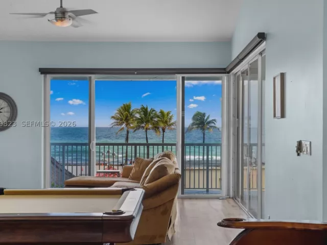 Продажа дома по адресу 311 N N Surf Rd - фото 9283057