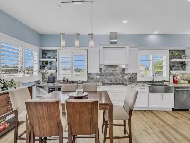 Продажа дома по адресу 311 N N Surf Rd - фото 9283059