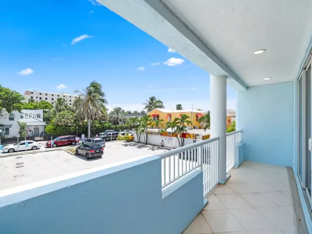 Продажа дома по адресу 311 N N Surf Rd - фото 9283116