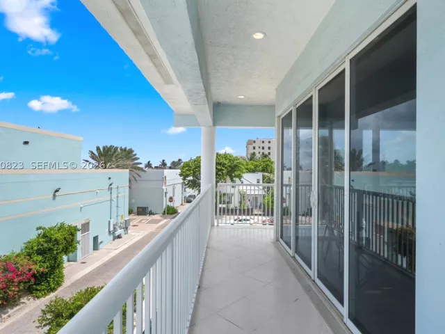 Продажа дома по адресу 311 N N Surf Rd - фото 9283117