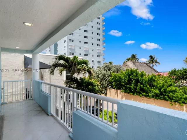 Продажа дома по адресу 311 N N Surf Rd - фото 9283118