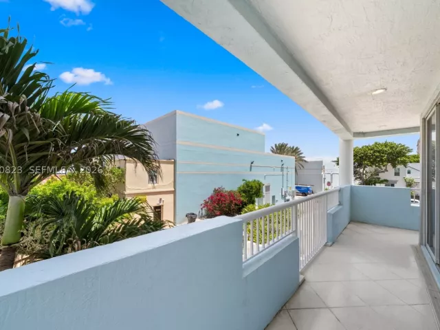 Продажа дома по адресу 311 N N Surf Rd - фото 9283119