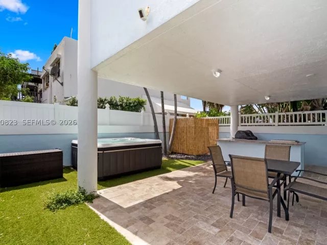Продажа дома по адресу 311 N N Surf Rd - фото 9283122