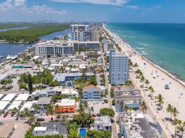 Продажа дома по адресу 311 N N Surf Rd - фото 9283132