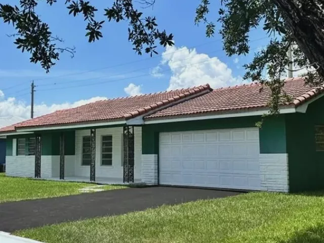 Продажа дома по адресу 3633 NE 6TH Drive - фото 9282864