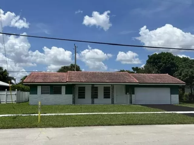 Продажа дома по адресу 3633 NE 6TH Drive - фото 9282866
