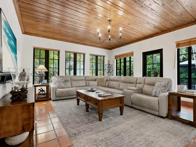 Продажа дома по адресу 1140 Asturia Ave - фото 9292137