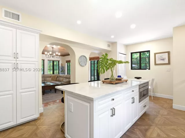 Продажа дома по адресу 1140 Asturia Ave - фото 9292141