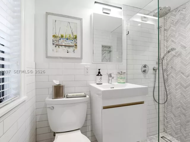 Продажа дома по адресу 1140 Asturia Ave - фото 9292143