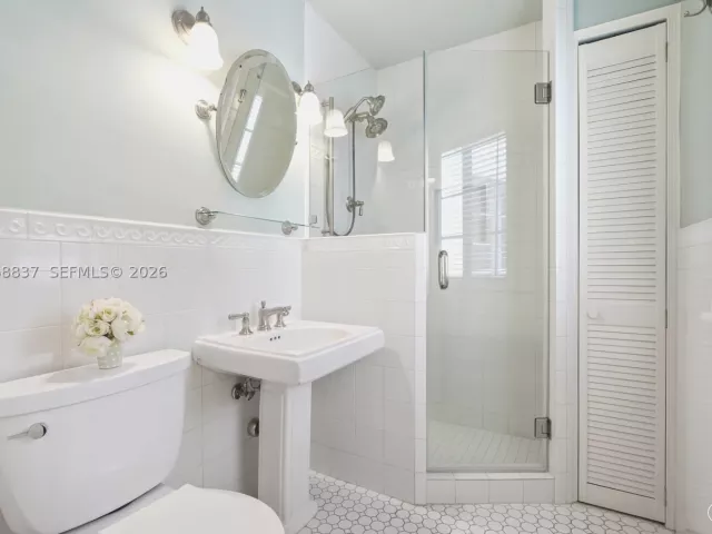 Продажа дома по адресу 1140 Asturia Ave - фото 9292146
