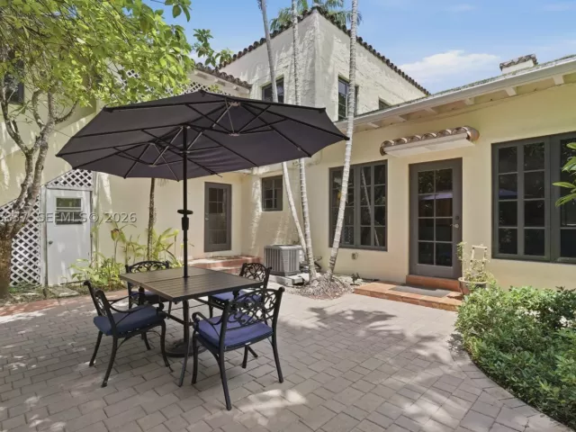 Продажа дома по адресу 1140 Asturia Ave - фото 9292155