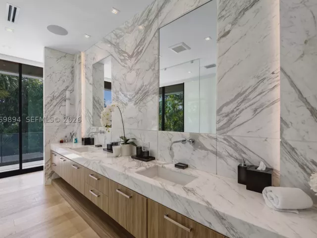 Продажа дома по адресу 6015 N Bay Rd - фото 9286154