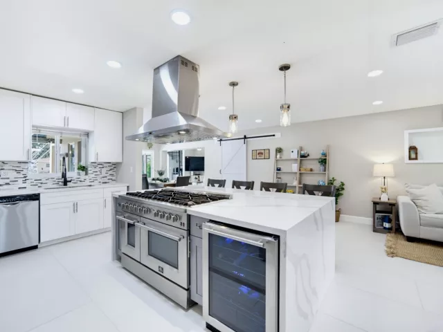 Продажа дома по адресу 2360 SE 13TH Court - фото 9376201