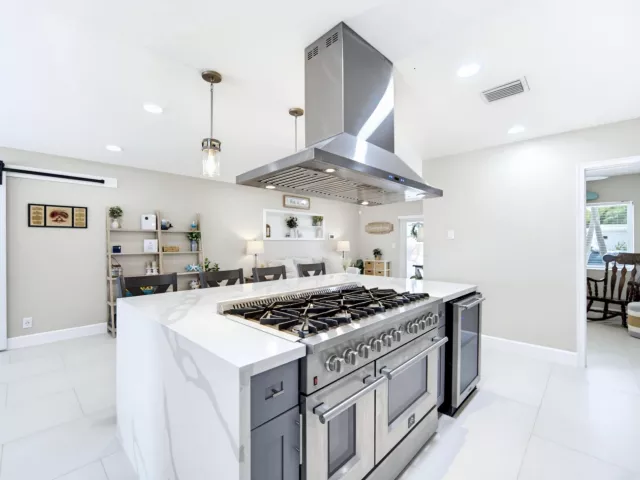 Продажа дома по адресу 2360 SE 13TH Court - фото 9376204