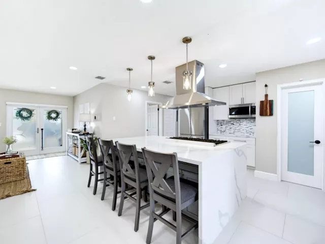 Продажа дома по адресу 2360 SE 13TH Court - фото 9376206