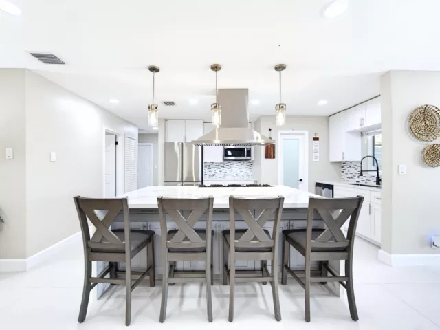 Продажа дома по адресу 2360 SE 13TH Court - фото 9376207