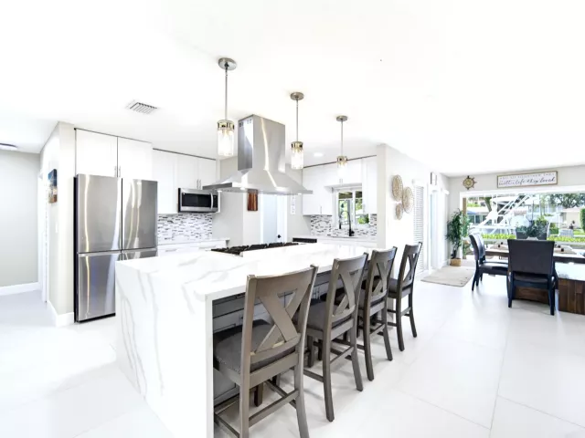 Продажа дома по адресу 2360 SE 13TH Court - фото 9376193
