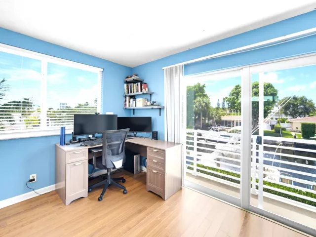 Продажа дома по адресу 2360 SE 13TH Court - фото 9376235