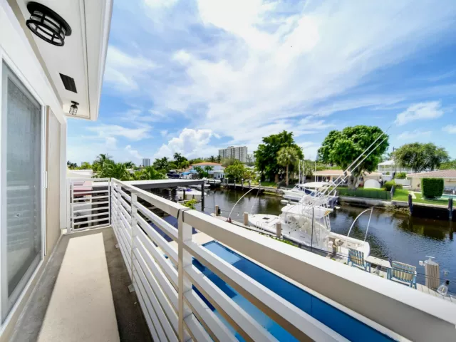 Продажа дома по адресу 2360 SE 13TH Court - фото 9376237