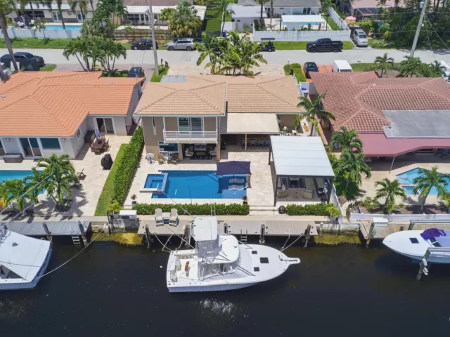 Продажа дома по адресу 2360 SE 13TH Court - фото 9376243