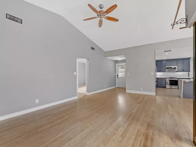 Продажа дома по адресу 1310 NW 22ND Avenue - фото 9376158