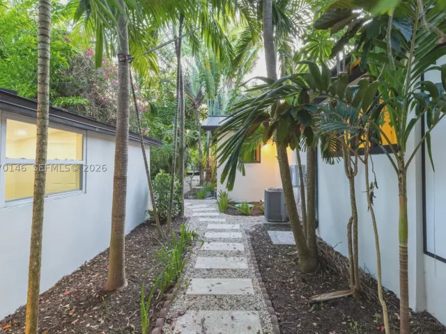 Дом в аренду по адресу 10901 NE 3rd Ave - фото 9287774