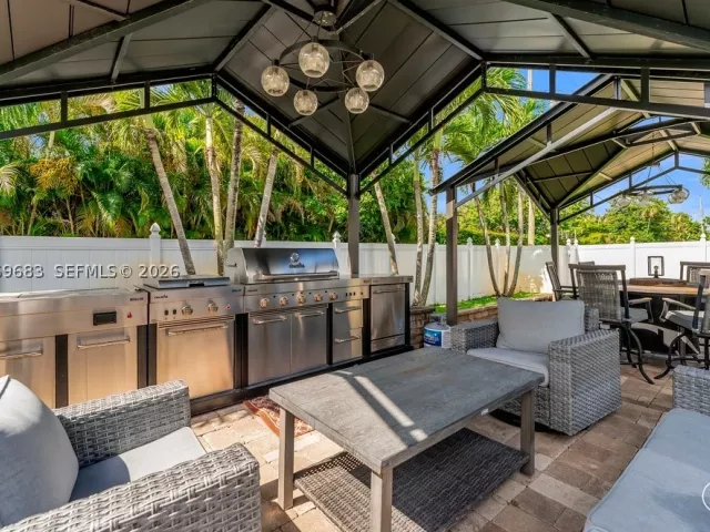 Продажа дома по адресу 4812 Van Buren St - фото 9293043