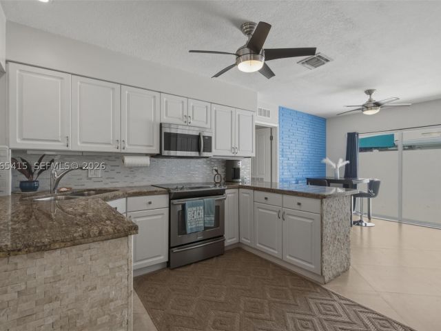 Продажа дома по адресу 491 SE 10th Ave - фото 9424846
