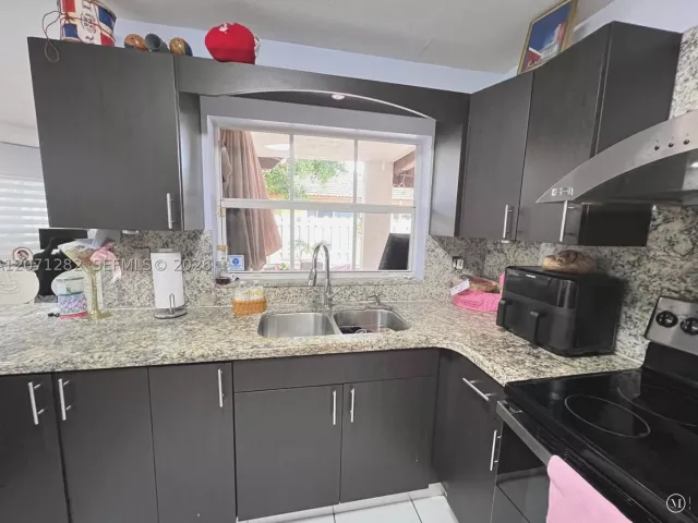 Продажа дома по адресу 13249 NW 9 LN - фото 9301940