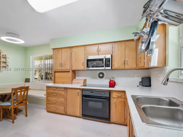 Продажа дома по адресу 5775 SW 57th Ter - фото 9299369