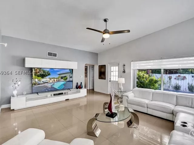 Продажа дома по адресу 1750 71st St - фото 9326402