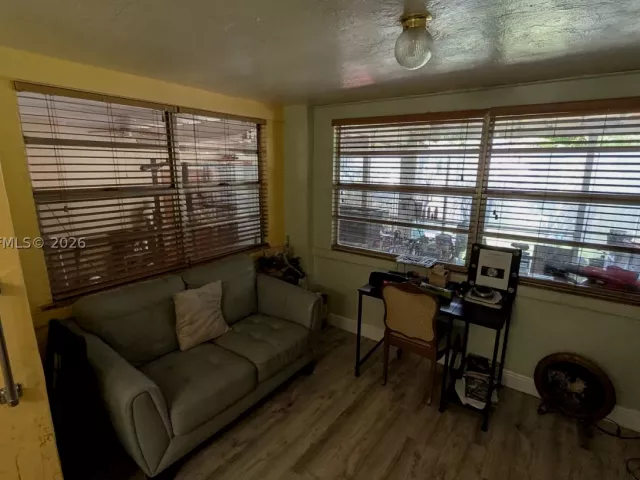 Продажа дома по адресу 1655 SW 20th St - фото 9296982