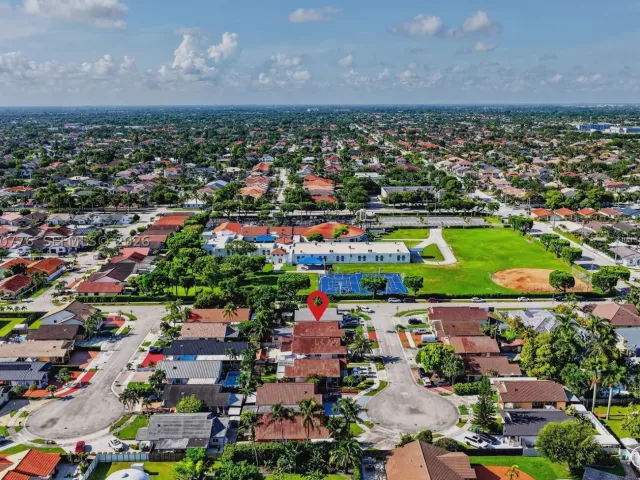 Продажа дома по адресу 2375 SW 141st Ave - фото 9296973