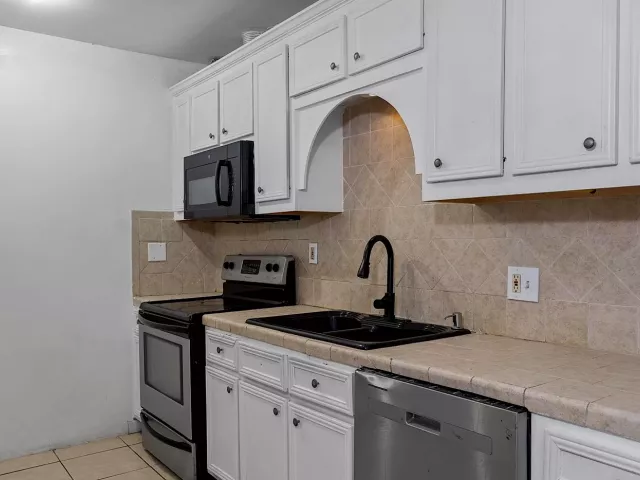 Продажа дома по адресу 16025 NW 20TH Avenue - фото 9299005
