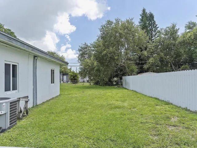 Продажа дома по адресу 16025 NW 20TH Avenue - фото 9299028