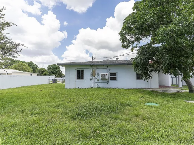 Продажа дома по адресу 16025 NW 20TH Avenue - фото 9299032
