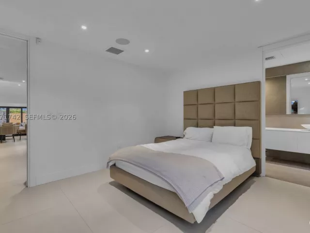 Продажа дома по адресу 11620 NE 20th Dr - фото 9298526